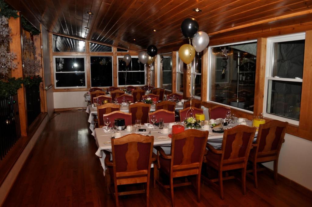 Red Umbrella Inn Minden Hills エクステリア 写真