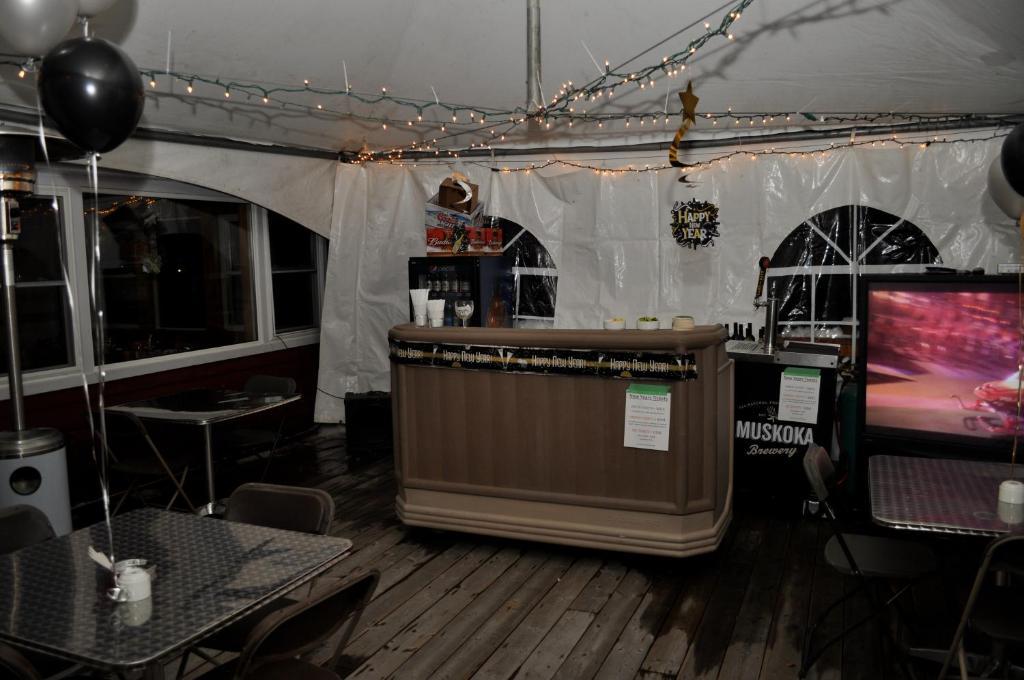 Red Umbrella Inn Minden Hills エクステリア 写真
